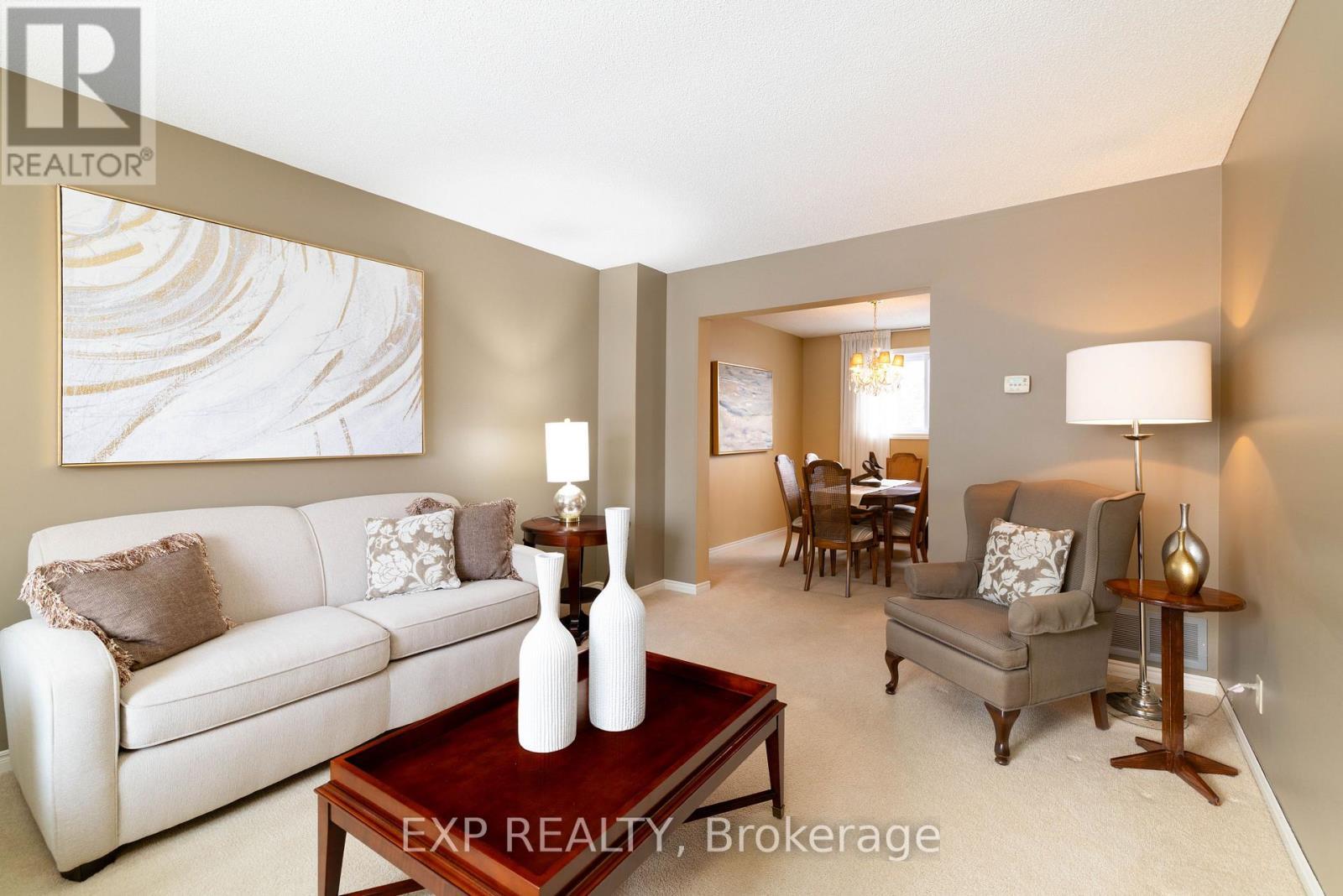 200 Biscayne Boulevard, Georgina, ON - Indoor Photo Showing Living Room