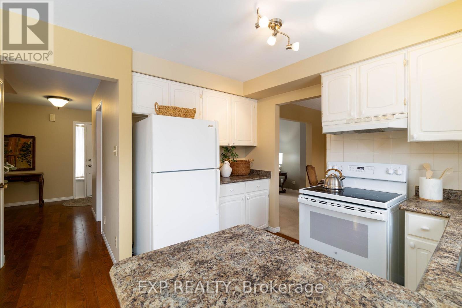 200 Biscayne Boulevard, Georgina, ON - Indoor Photo Showing Kitchen