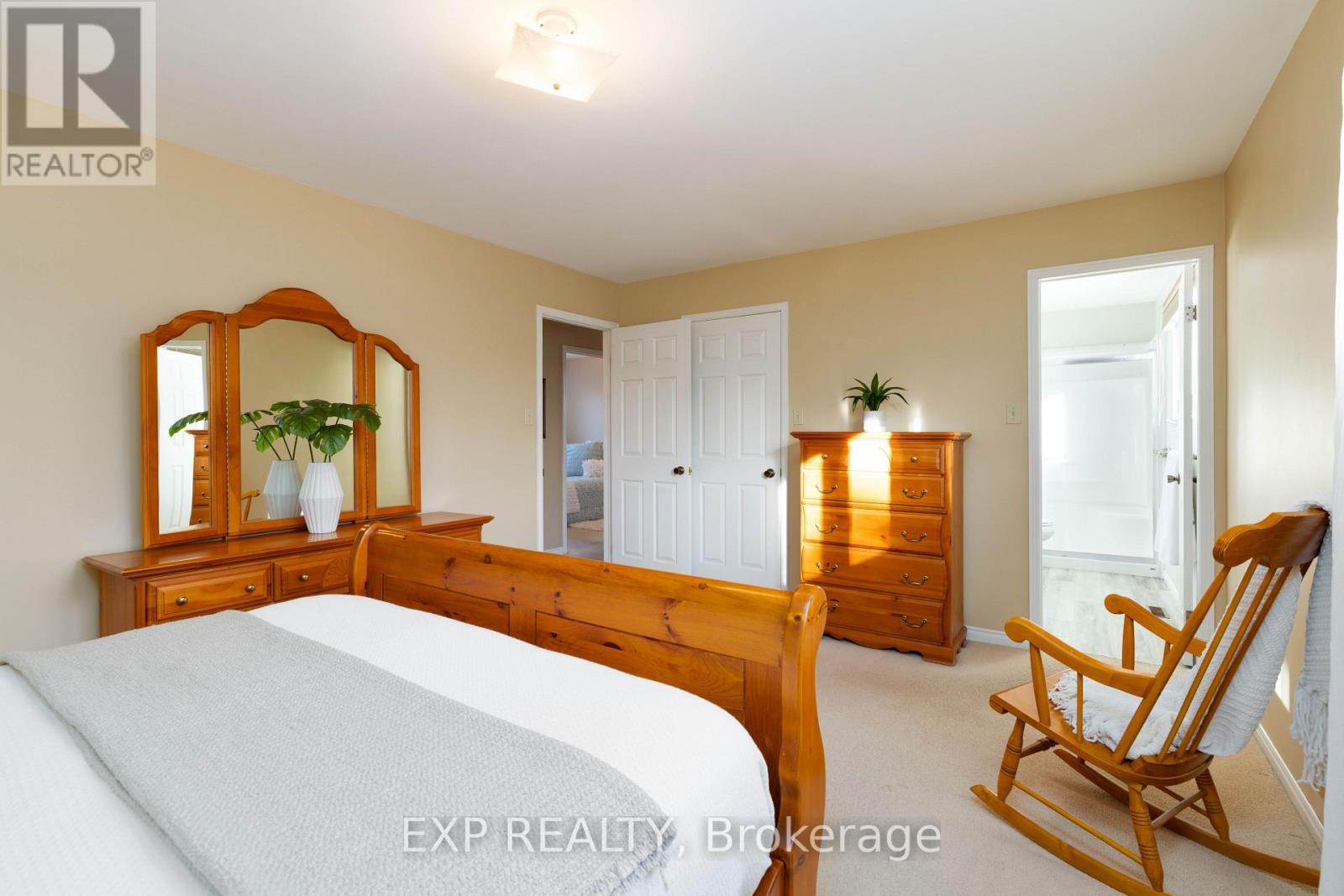 200 Biscayne Boulevard, Georgina, ON - Indoor Photo Showing Bedroom