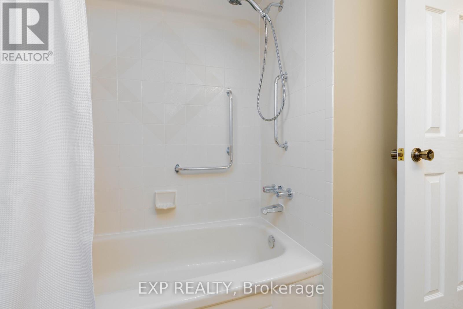 200 Biscayne Boulevard, Georgina, ON - Indoor Photo Showing Bathroom