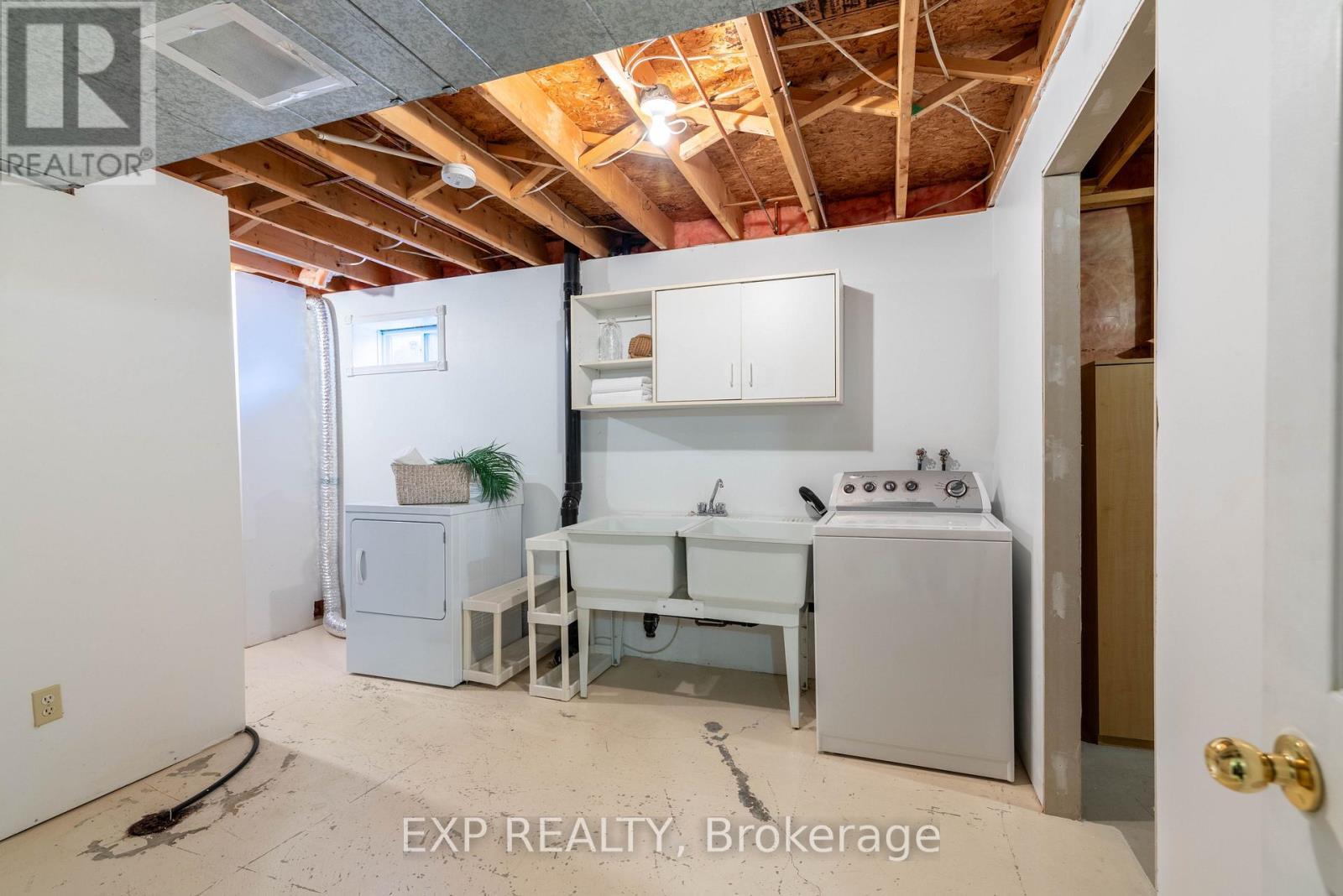 200 Biscayne Boulevard, Georgina, ON - Indoor Photo Showing Laundry Room