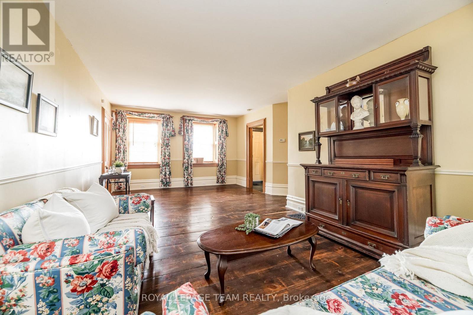 3651 Burritts Rapids Road, Ottawa, ON - Indoor Photo Showing Living Room