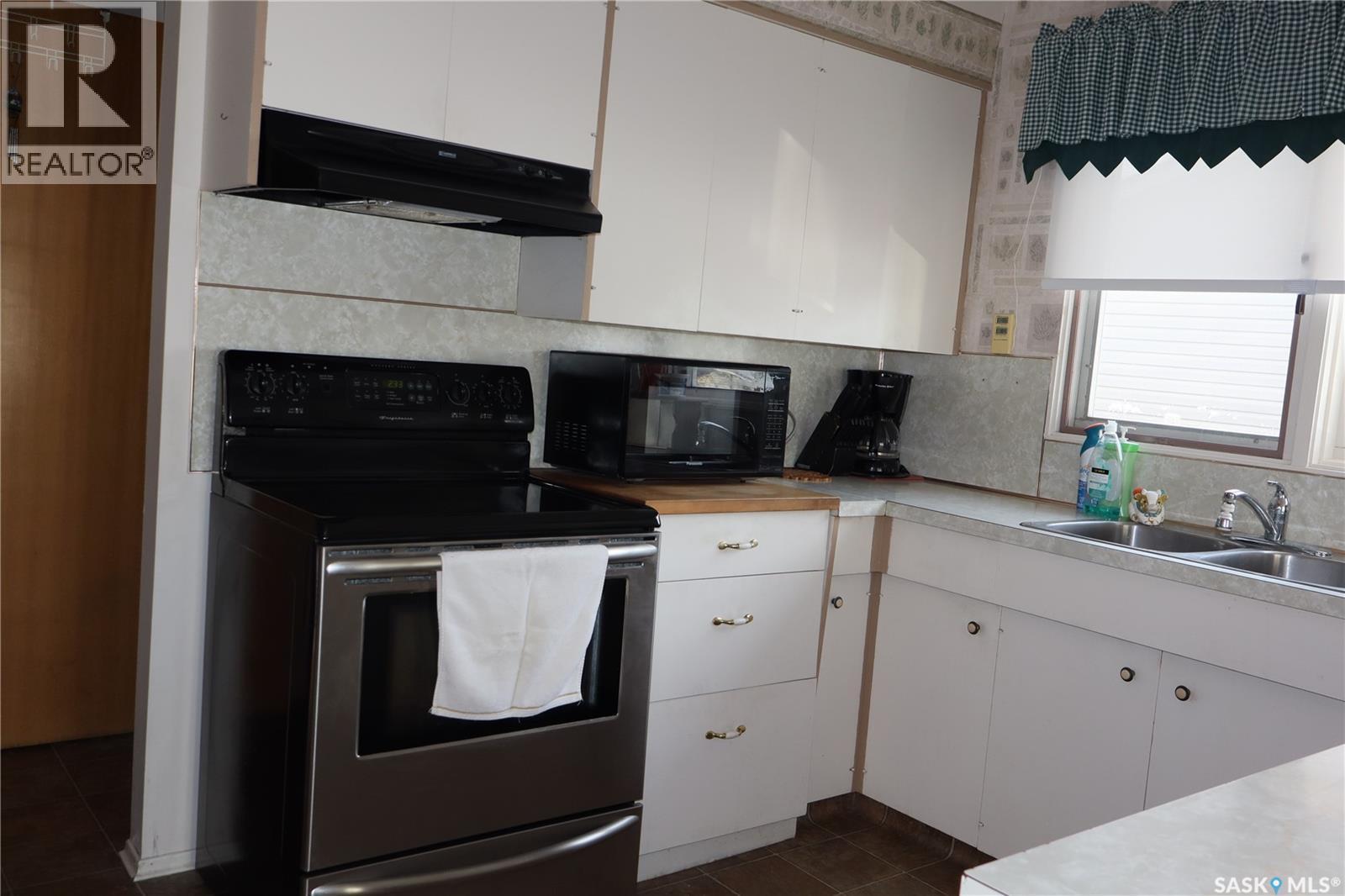 32 Kasper Crescent, Assiniboia, SK - Indoor Photo Showing Kitchen With Double Sink
