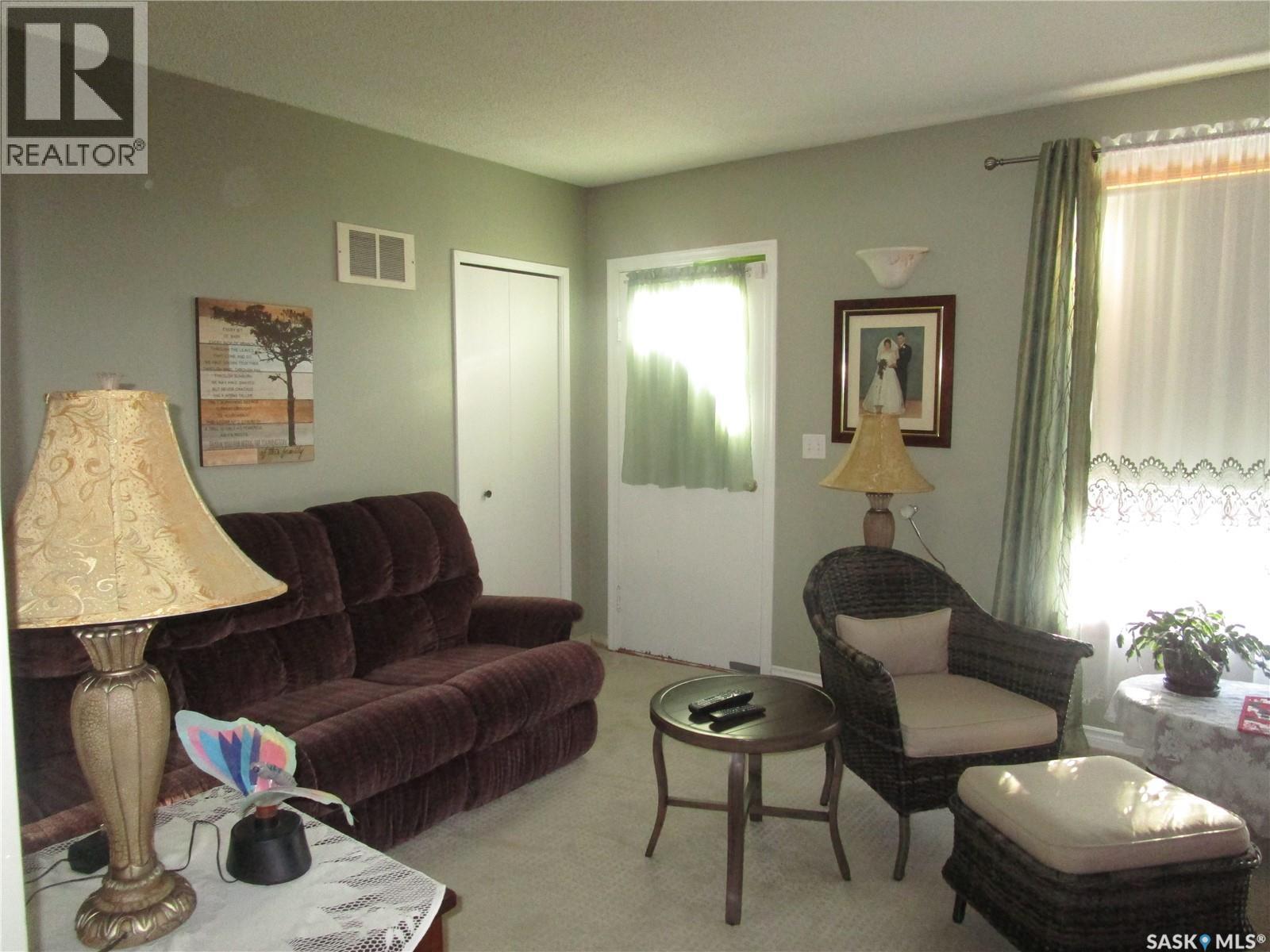 250 1St Avenue W, Bengough, SK - Indoor Photo Showing Living Room