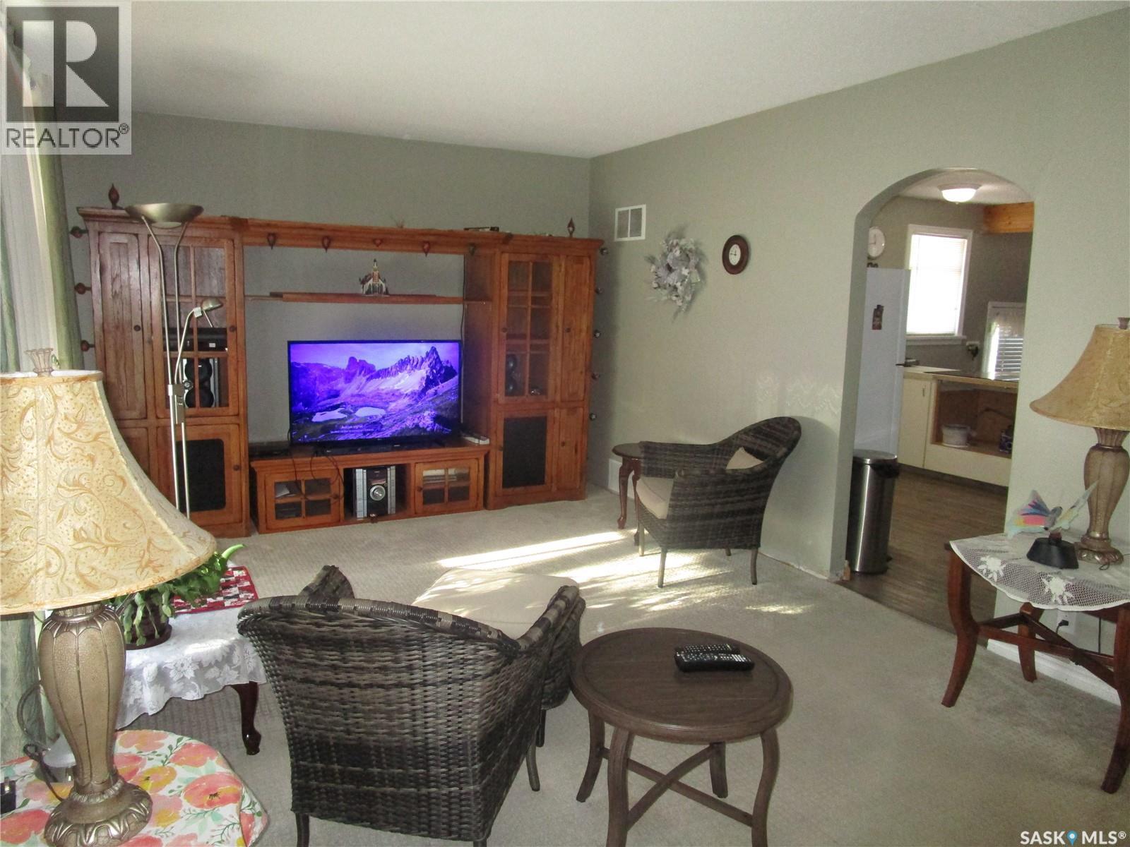 250 1St Avenue W, Bengough, SK - Indoor Photo Showing Living Room