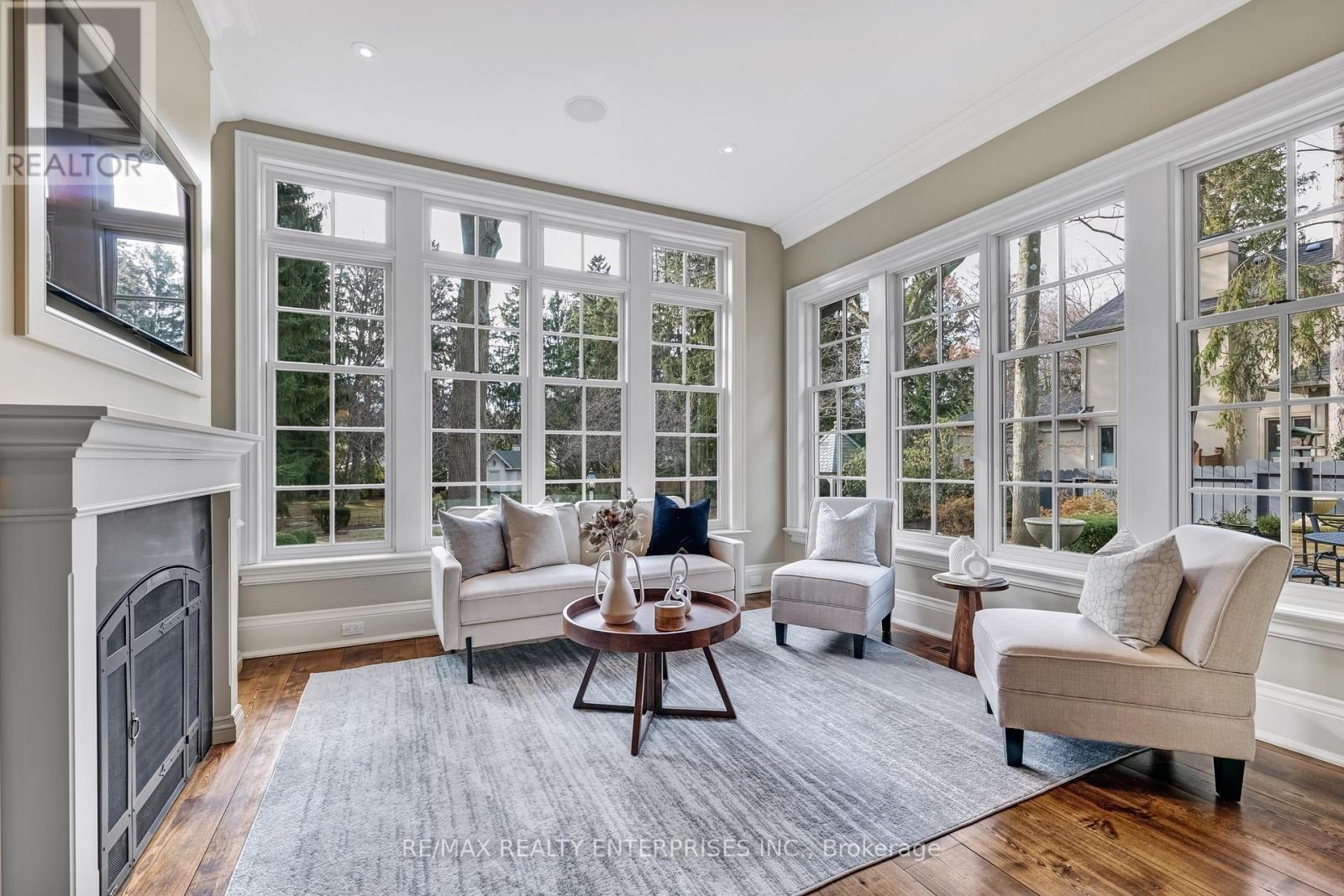 190 Donnelly Drive, Mississauga, ON - Indoor Photo Showing Living Room