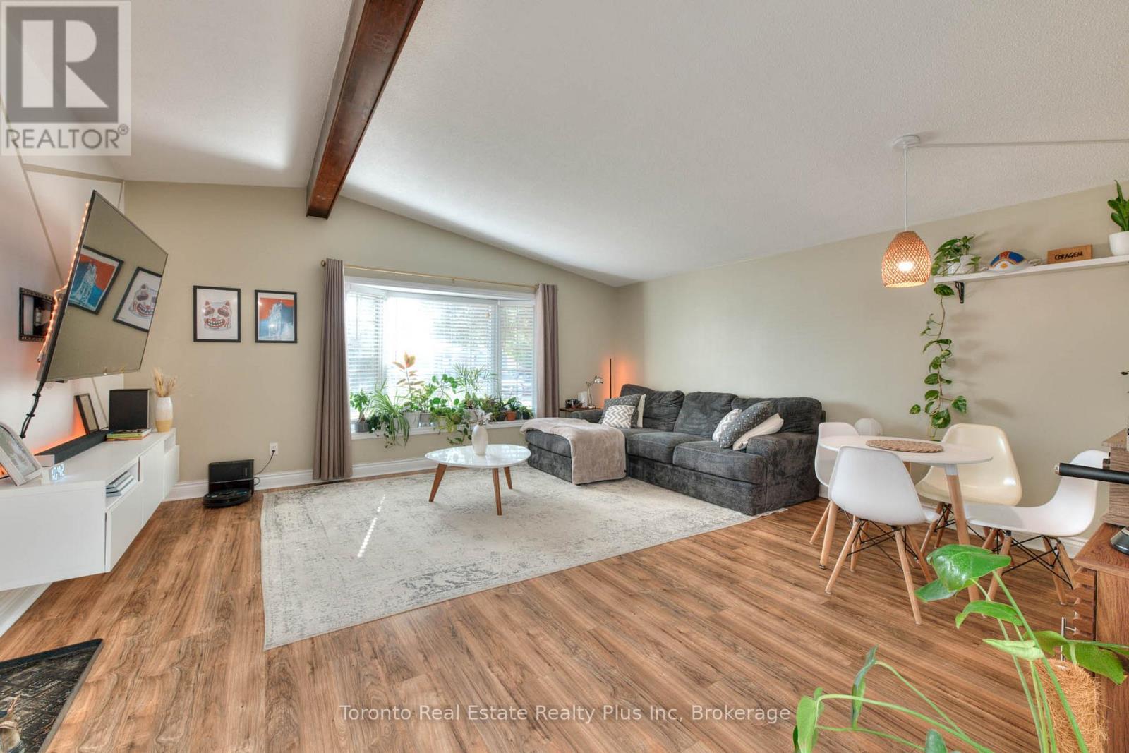 62 Greendale Crescent, Kitchener, ON - Indoor Photo Showing Living Room