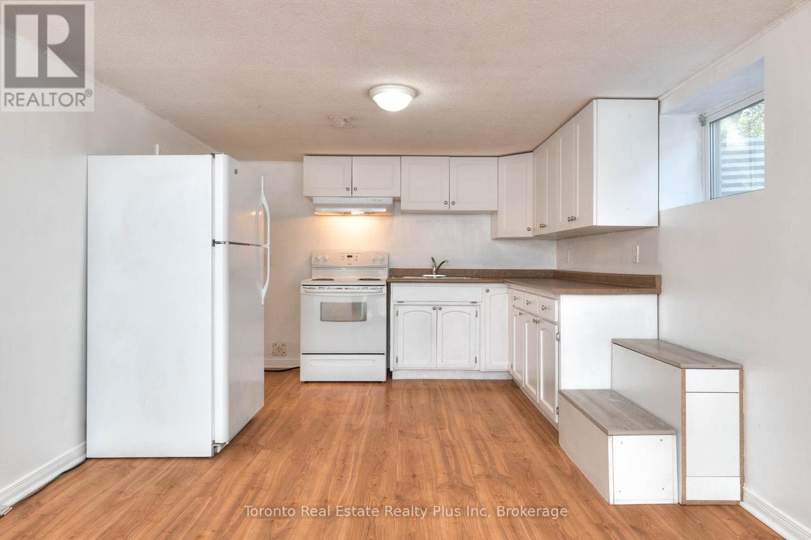 62 Greendale Crescent, Kitchener, ON - Indoor Photo Showing Kitchen