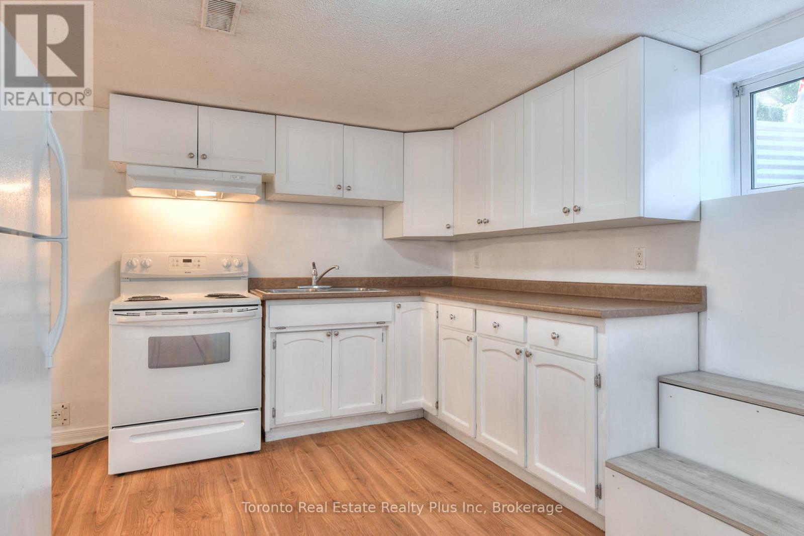 62 Greendale Crescent, Kitchener, ON - Indoor Photo Showing Kitchen