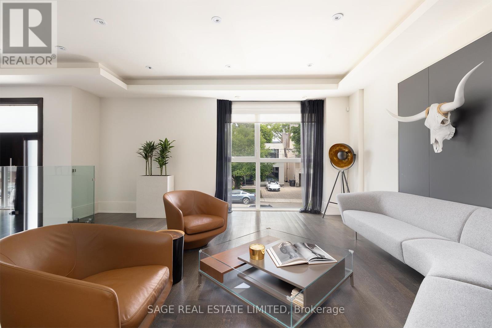 40 Hoyle Avenue, Toronto, ON - Indoor Photo Showing Living Room