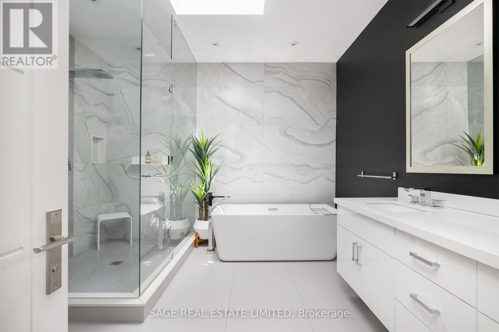 40 Hoyle Avenue, Toronto, ON - Indoor Photo Showing Bathroom