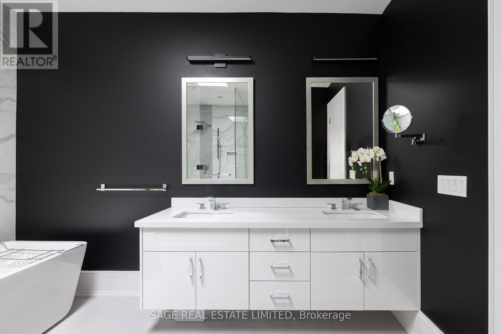 40 Hoyle Avenue, Toronto, ON - Indoor Photo Showing Bathroom