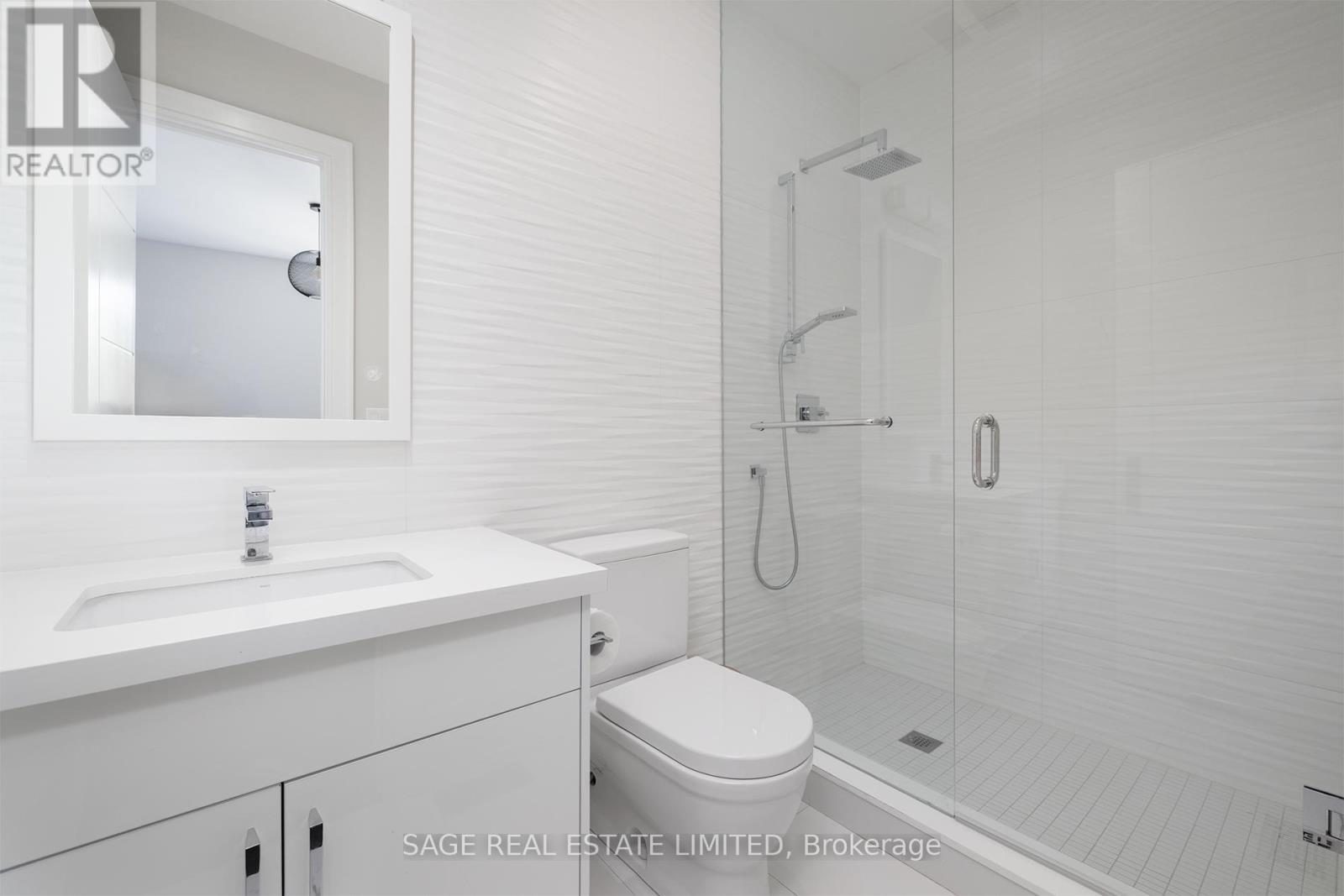 40 Hoyle Avenue, Toronto, ON - Indoor Photo Showing Bathroom