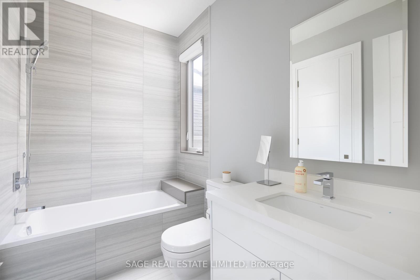 40 Hoyle Avenue, Toronto, ON - Indoor Photo Showing Bathroom