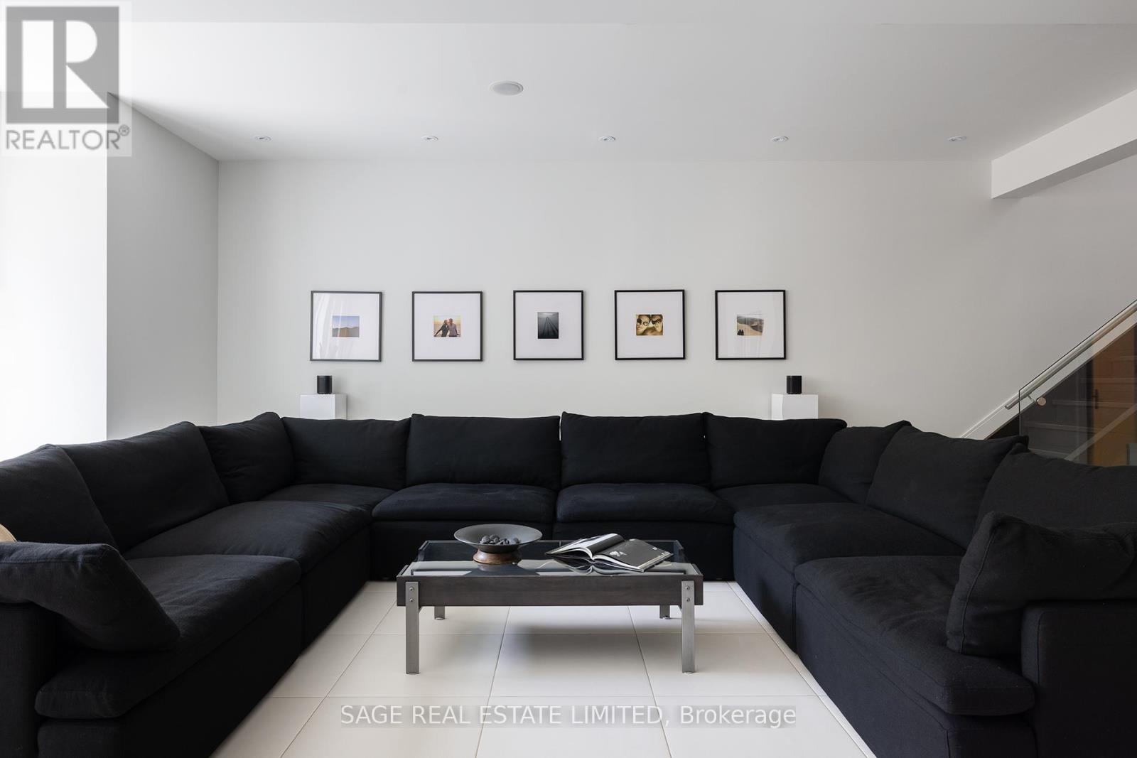 40 Hoyle Avenue, Toronto, ON - Indoor Photo Showing Living Room