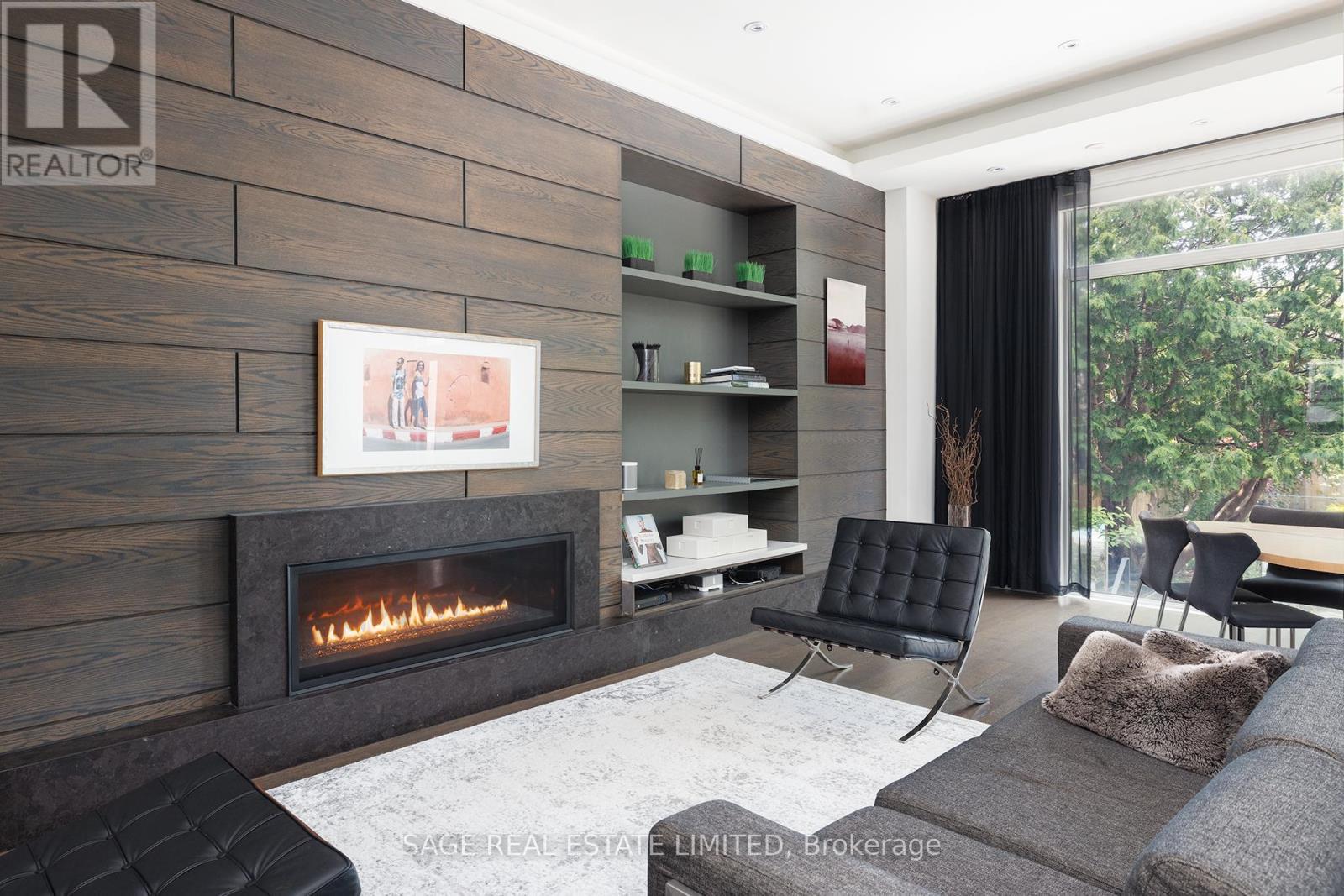 40 Hoyle Avenue, Toronto, ON - Indoor Photo Showing Living Room With Fireplace