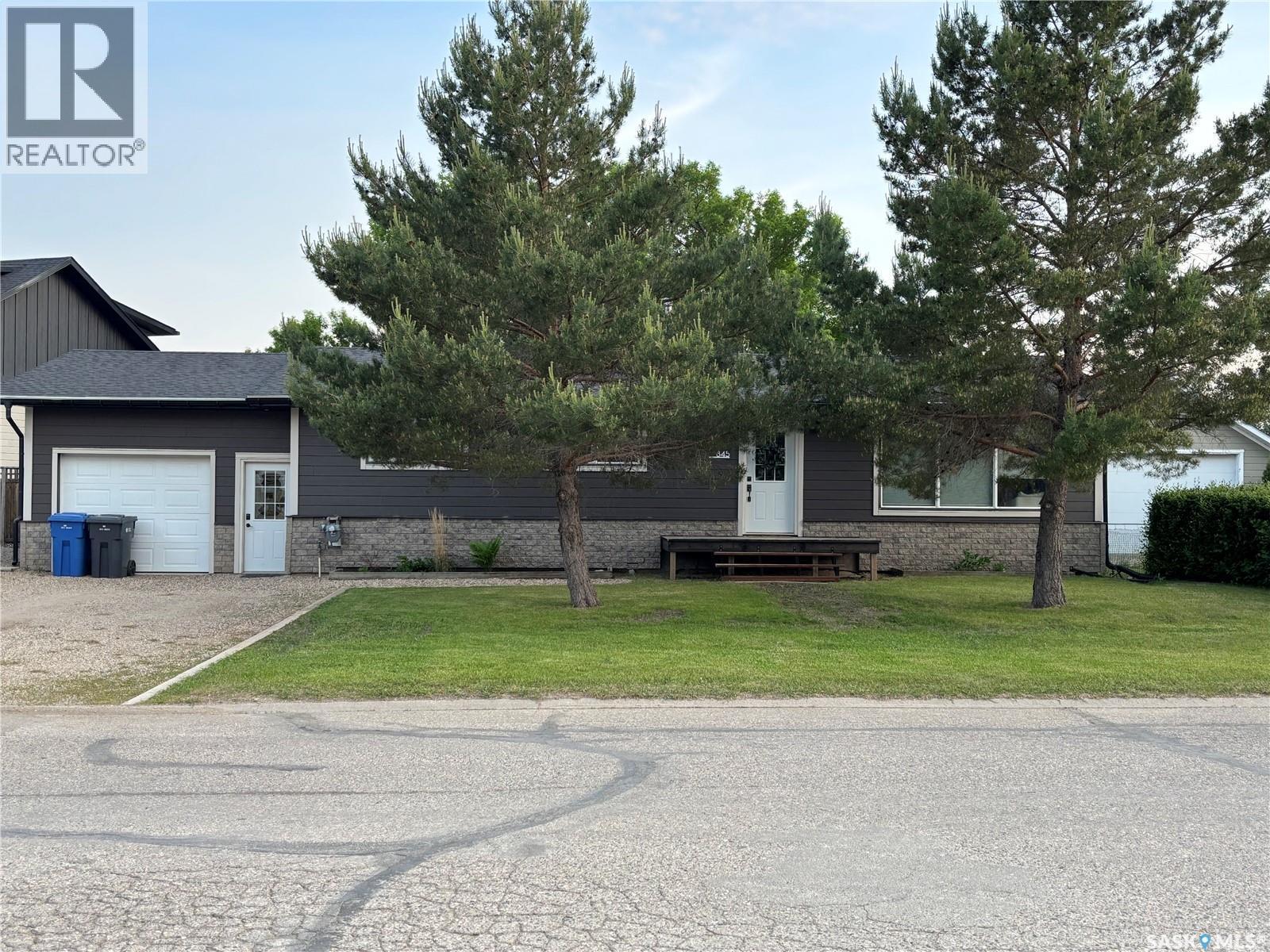 845 Prospect Avenue, Oxbow, SK - Outdoor