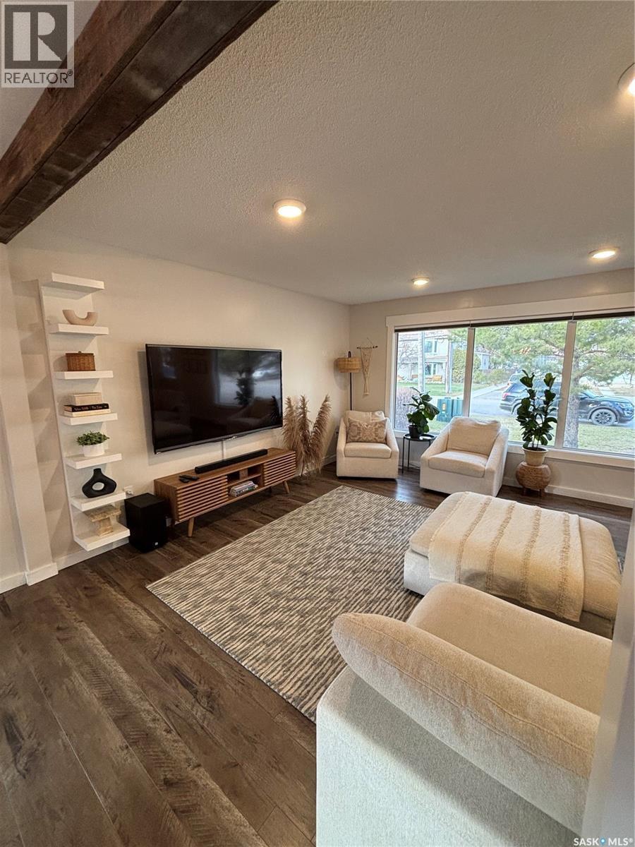 845 Prospect Avenue, Oxbow, SK - Indoor Photo Showing Living Room