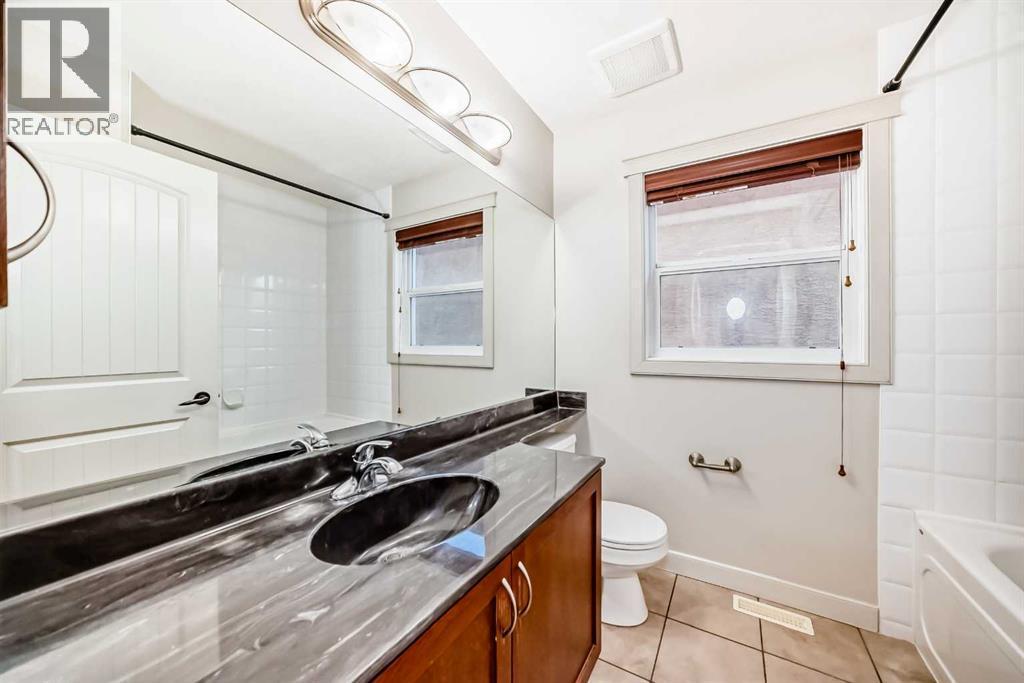 1156 Sherwood Boulevard Nw, Calgary, AB - Indoor Photo Showing Bathroom