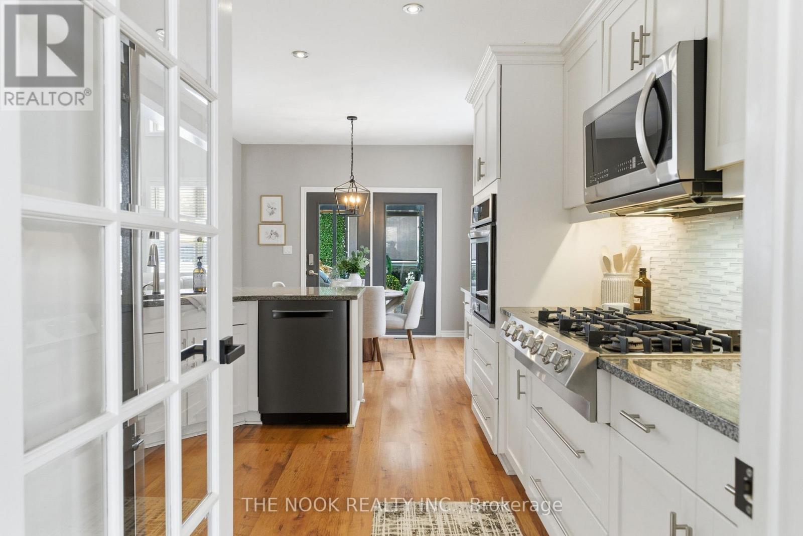 199 Samac Court, Oshawa (Samac), ON - Indoor Photo Showing Kitchen With Upgraded Kitchen