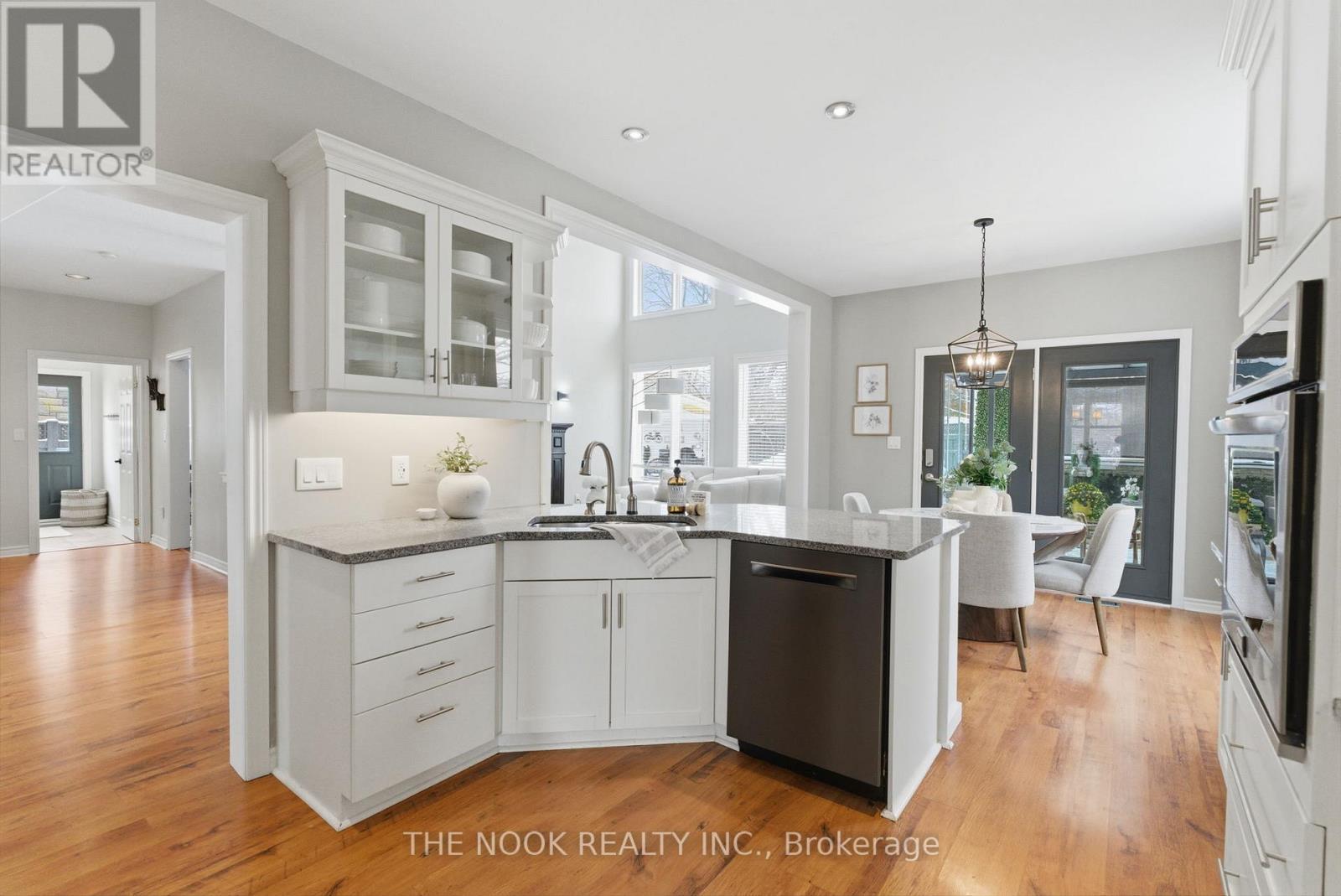 199 Samac Court, Oshawa (Samac), ON - Indoor Photo Showing Kitchen With Upgraded Kitchen