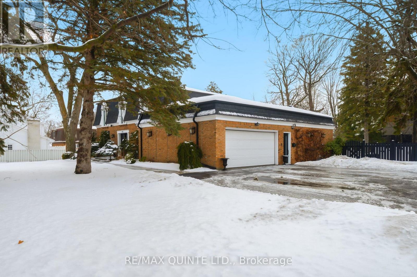 Large driveway and oversized two-car garage. - 22 Forest Hill Crescent, Belleville (Belleville Ward), ON - Outdoor