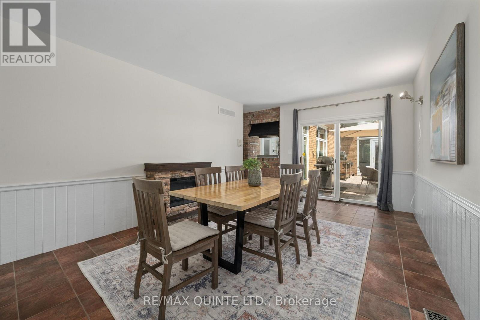 Direct access to patio. - 22 Forest Hill Crescent, Belleville (Belleville Ward), ON - Indoor Photo Showing Dining Room