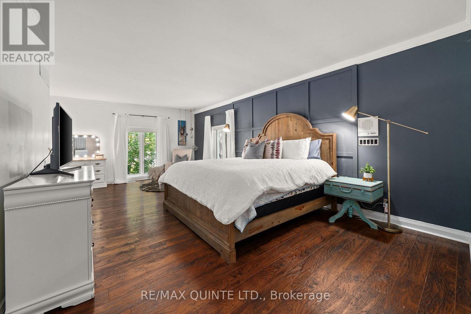 Primary suite spans over 400 sq. ft. - 22 Forest Hill Crescent, Belleville (Belleville Ward), ON - Indoor Photo Showing Bedroom