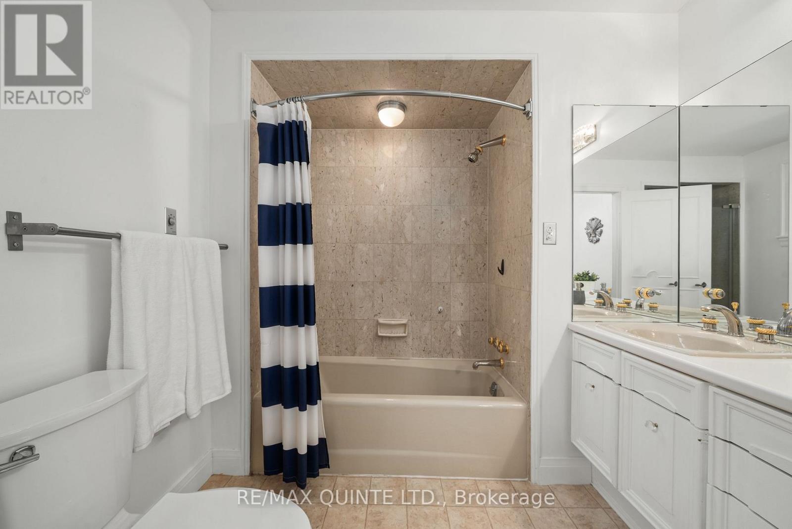 Separate walk-in shower and bath/shower combo. - 22 Forest Hill Crescent, Belleville (Belleville Ward), ON - Indoor Photo Showing Bathroom