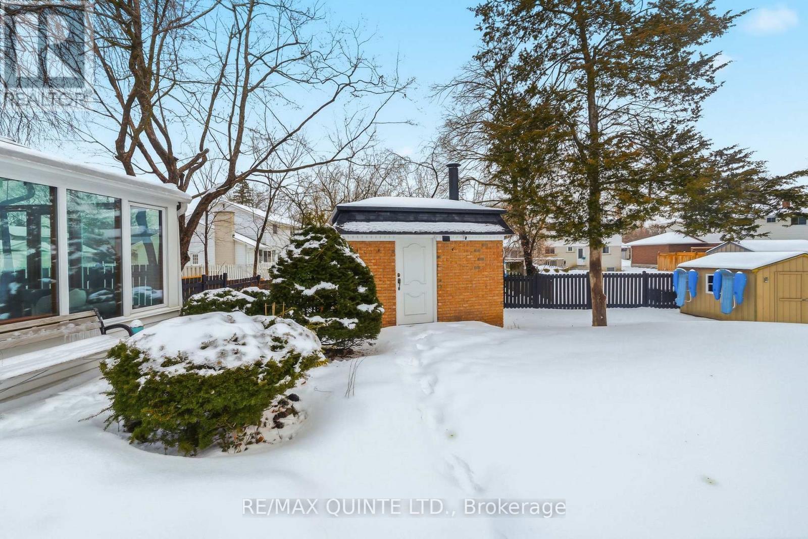 Pool house and ample storage. - 22 Forest Hill Crescent, Belleville (Belleville Ward), ON - Outdoor