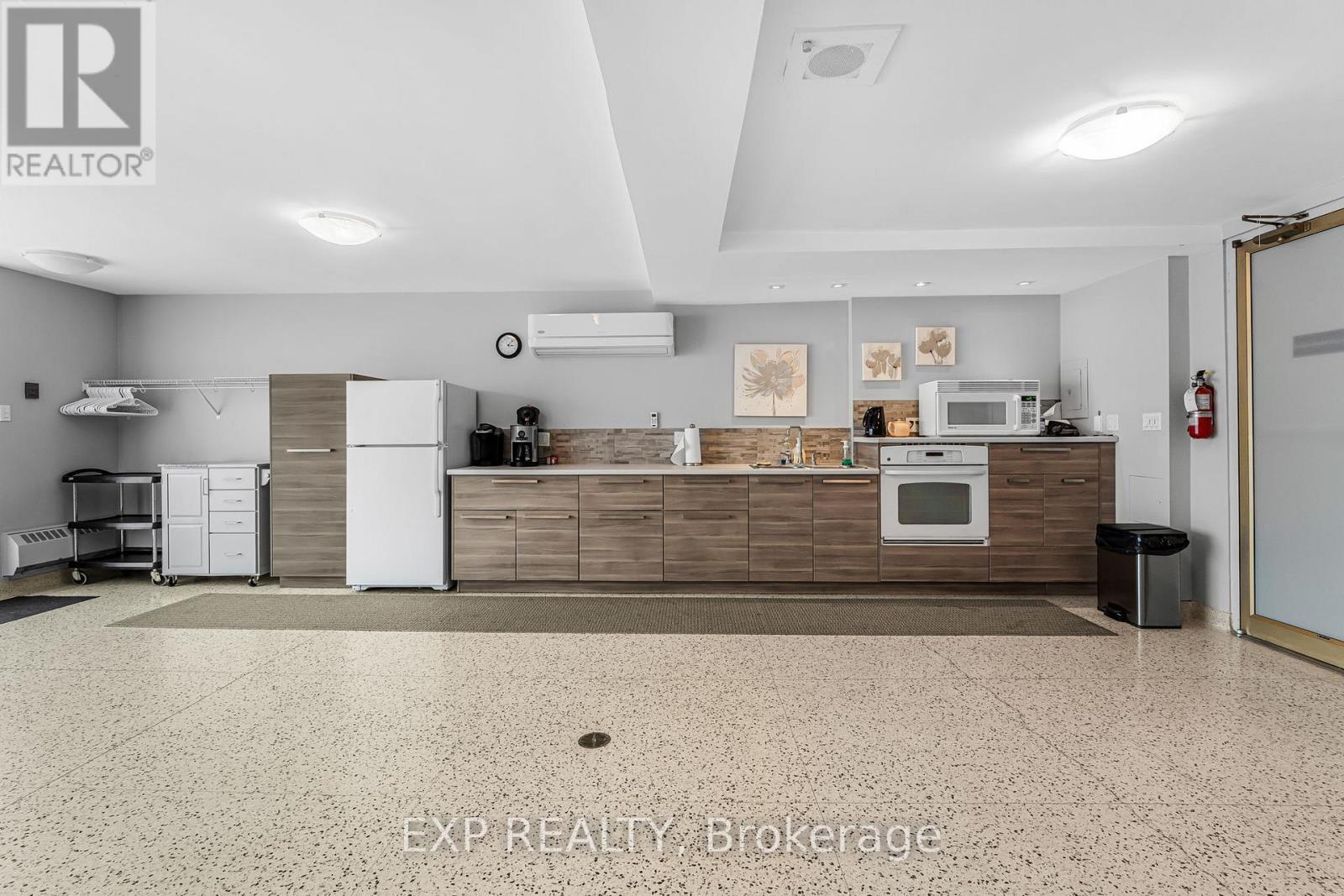509 - 15 Towering Heights Boulevard, St. Catharines (Glendale/Glenridge), ON - Indoor Photo Showing Kitchen