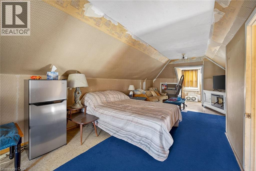 212 Troy Street, Mississauga, ON - Indoor Photo Showing Bedroom