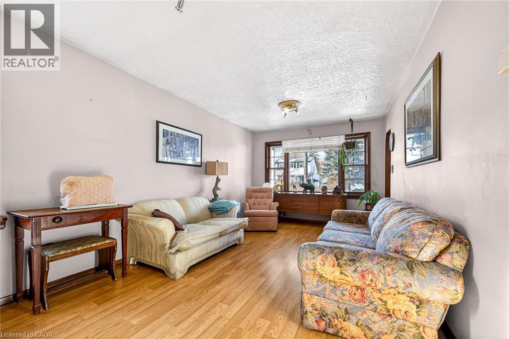 212 Troy Street, Mississauga, ON - Indoor Photo Showing Living Room