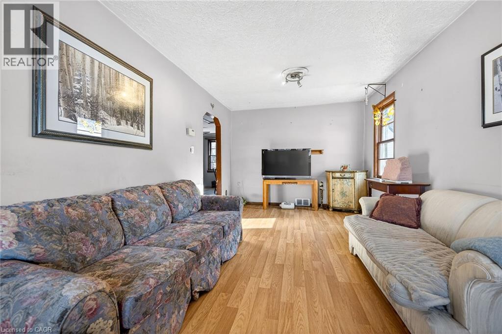 212 Troy Street, Mississauga, ON - Indoor Photo Showing Living Room
