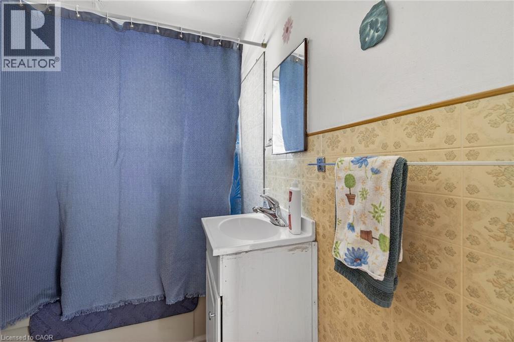 212 Troy Street, Mississauga, ON - Indoor Photo Showing Bathroom