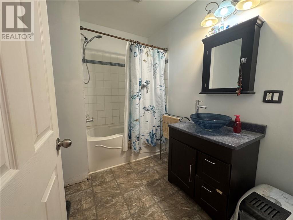 14 St. Thomas, Warren, ON - Indoor Photo Showing Bathroom