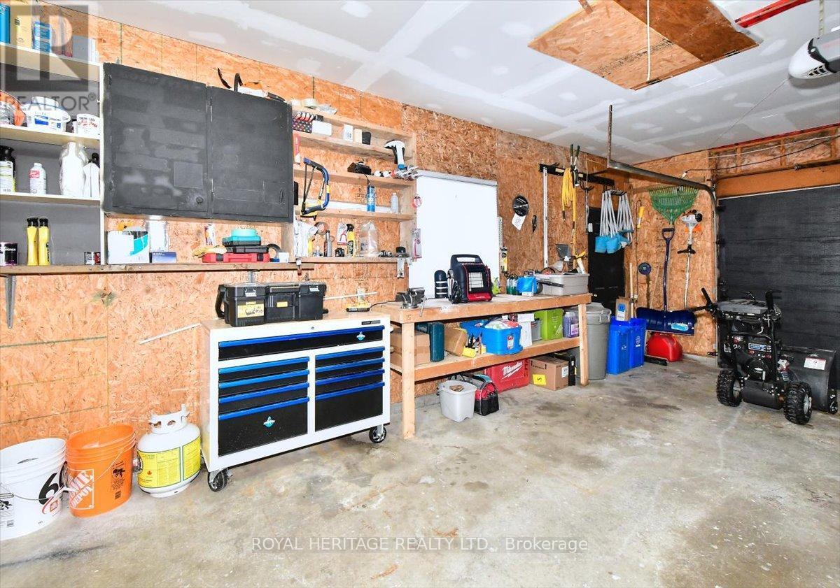 731 Peterborough Avenue, Selwyn, ON - Indoor Photo Showing Garage