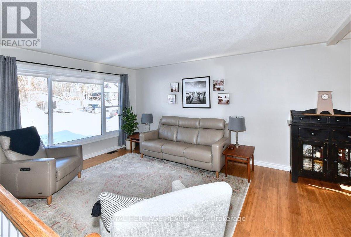 731 Peterborough Avenue, Selwyn, ON - Indoor Photo Showing Living Room