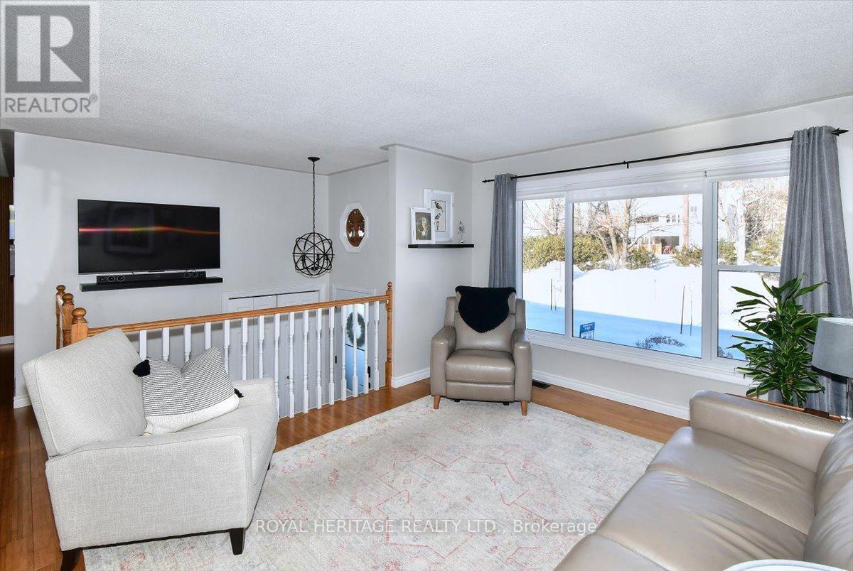 731 Peterborough Avenue, Selwyn, ON - Indoor Photo Showing Living Room