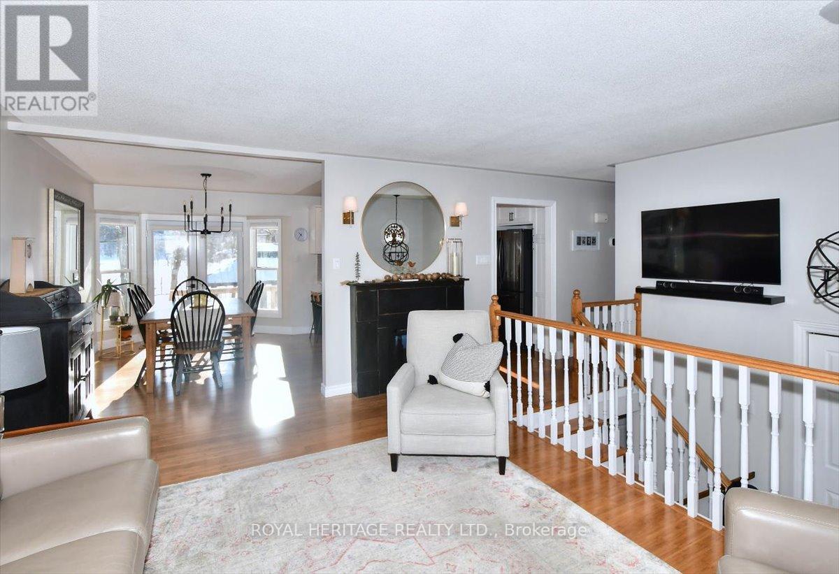731 Peterborough Avenue, Selwyn, ON - Indoor Photo Showing Living Room