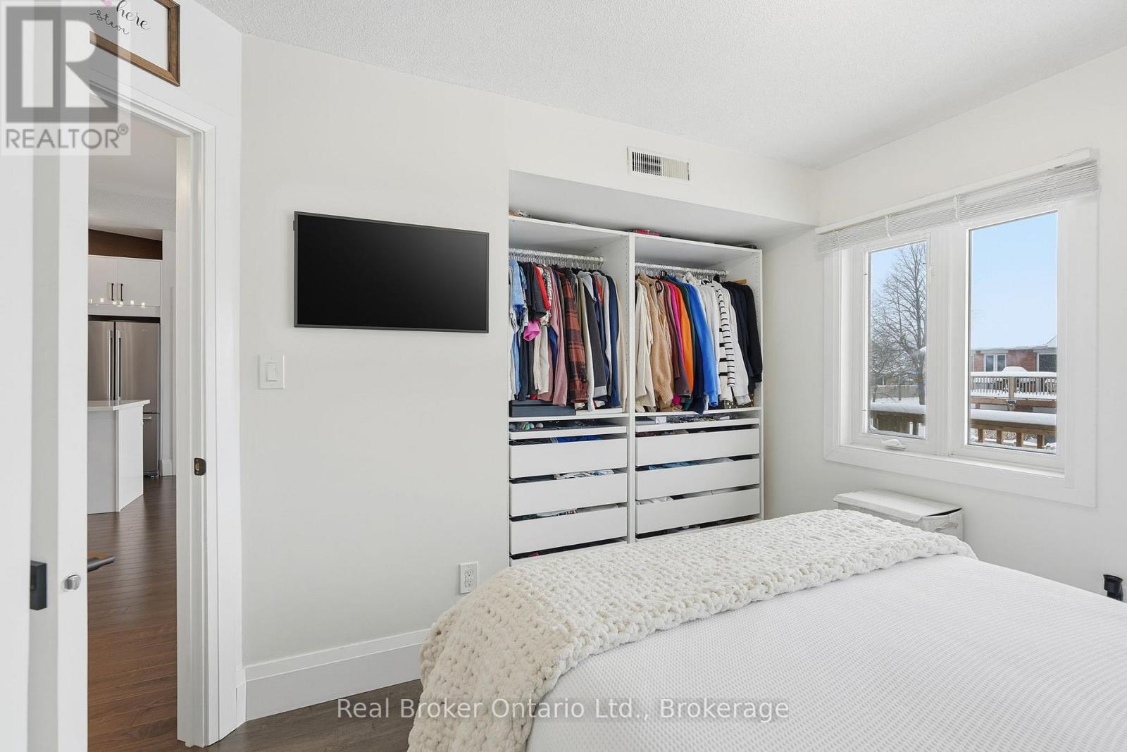 406 - 4140 Foxwood Drive, Burlington (Tansley), ON - Indoor Photo Showing Bedroom