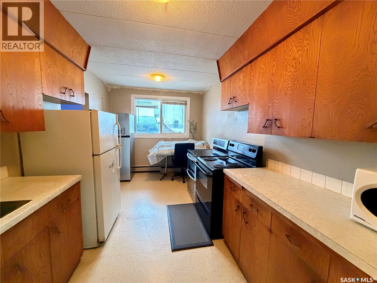 8 2620 5Th Avenue N, Regina, SK - Indoor Photo Showing Kitchen