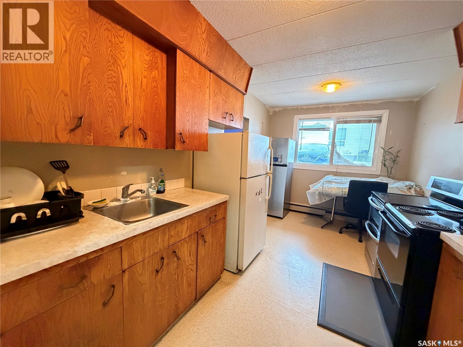 8 2620 5Th Avenue N, Regina, SK - Indoor Photo Showing Kitchen