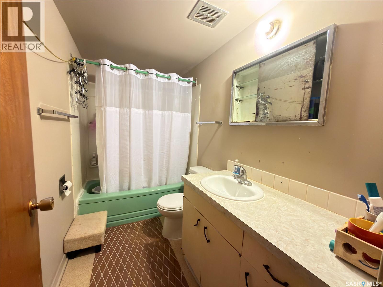 8 2620 5Th Avenue N, Regina, SK - Indoor Photo Showing Bathroom