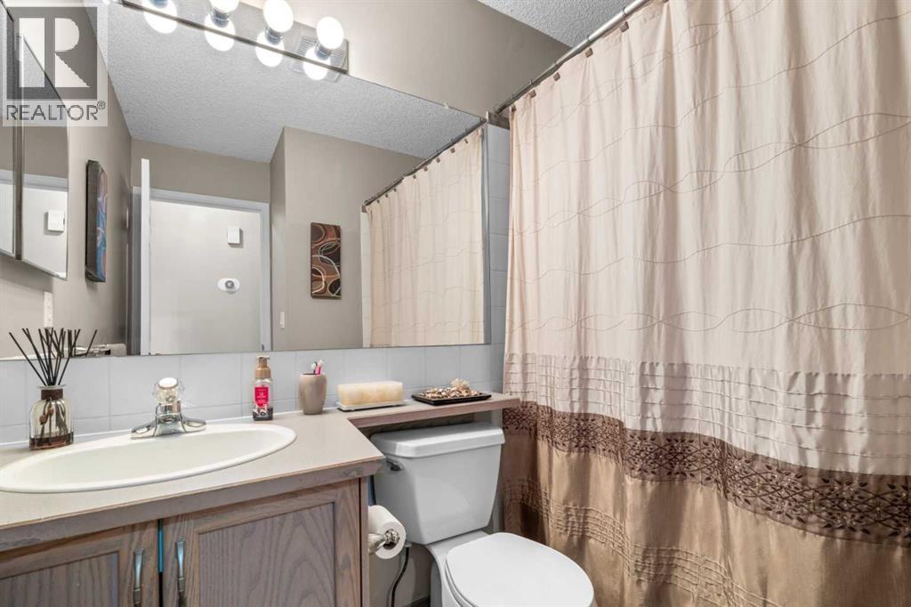 4 piece bathroom on main floor - 6 Easterbrook Place Se, Airdrie, AB - Indoor Photo Showing Bathroom