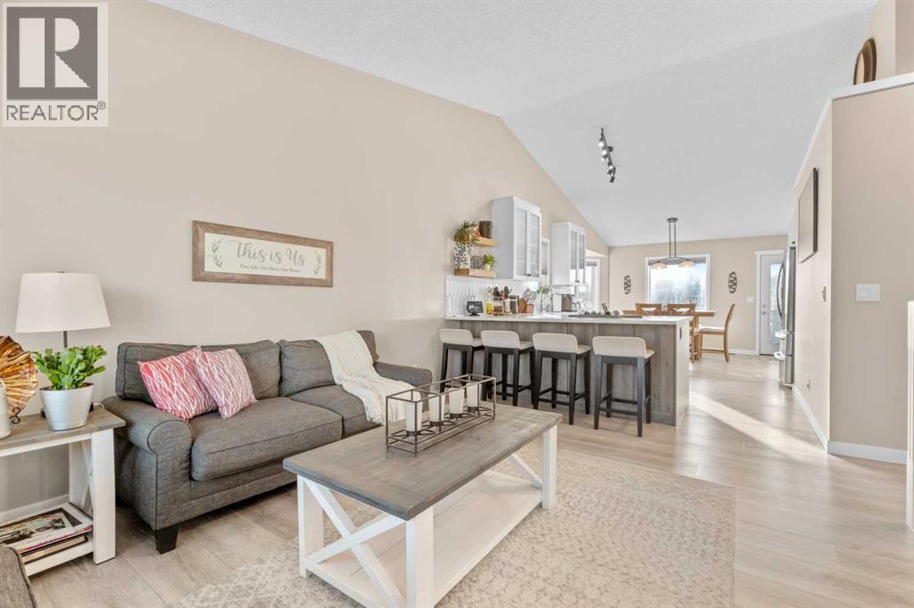 6 Easterbrook Place Se, Airdrie, AB - Indoor Photo Showing Living Room