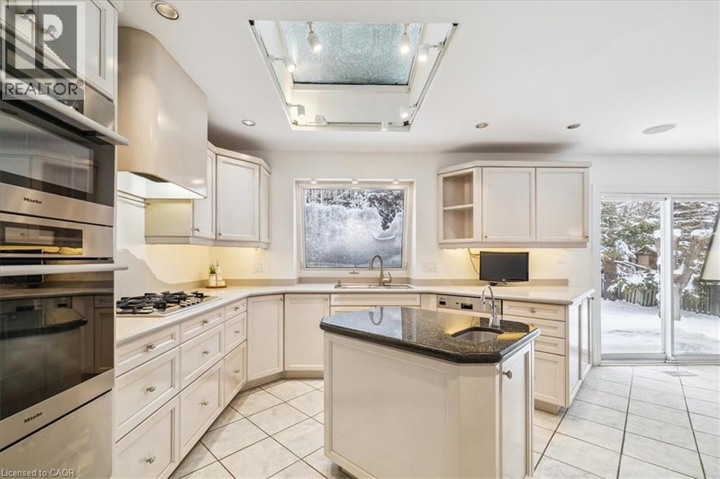 25 Bannisdale Way, Hamilton, ON - Indoor Photo Showing Kitchen