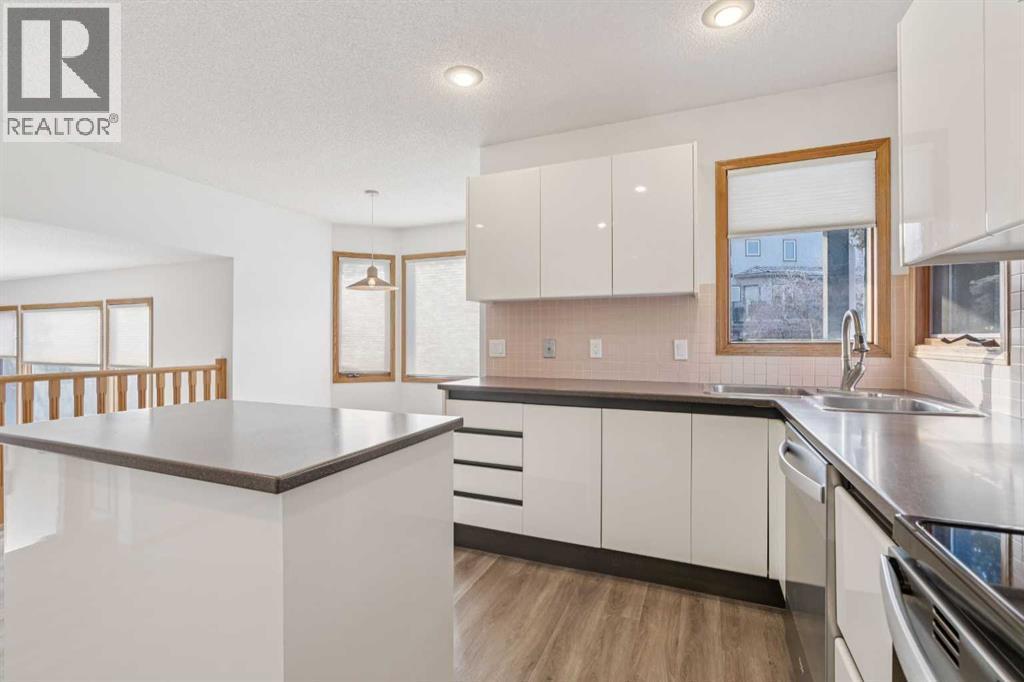 124 Edgebrook Road Nw, Calgary, AB - Indoor Photo Showing Kitchen