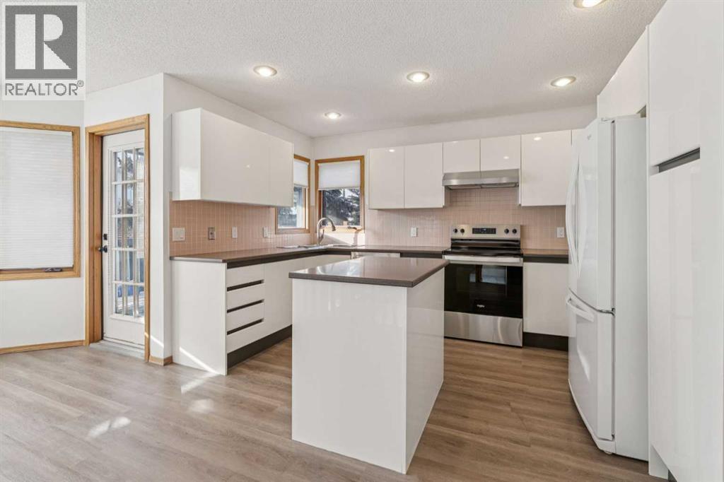 124 Edgebrook Road Nw, Calgary, AB - Indoor Photo Showing Kitchen