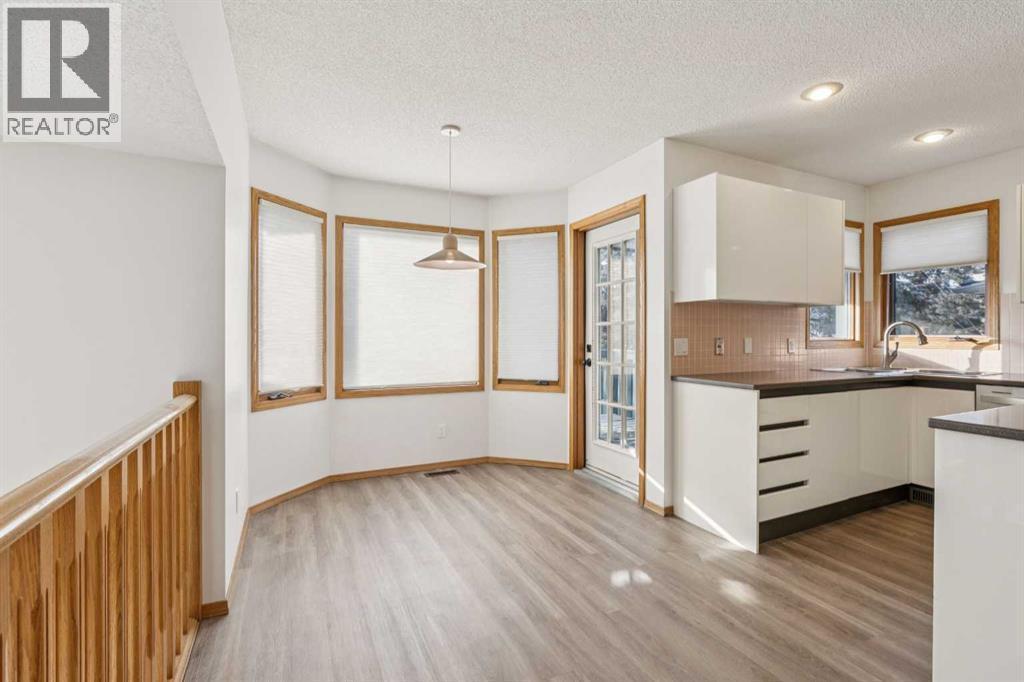 124 Edgebrook Road Nw, Calgary, AB - Indoor Photo Showing Kitchen With Double Sink